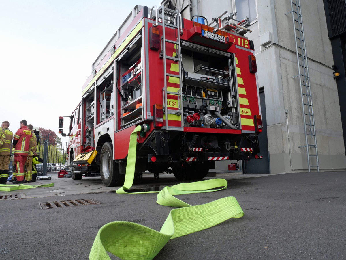 POL-ME: Fassade durch brennenden Papiercontainer beschädigt - Velbert - 2301027