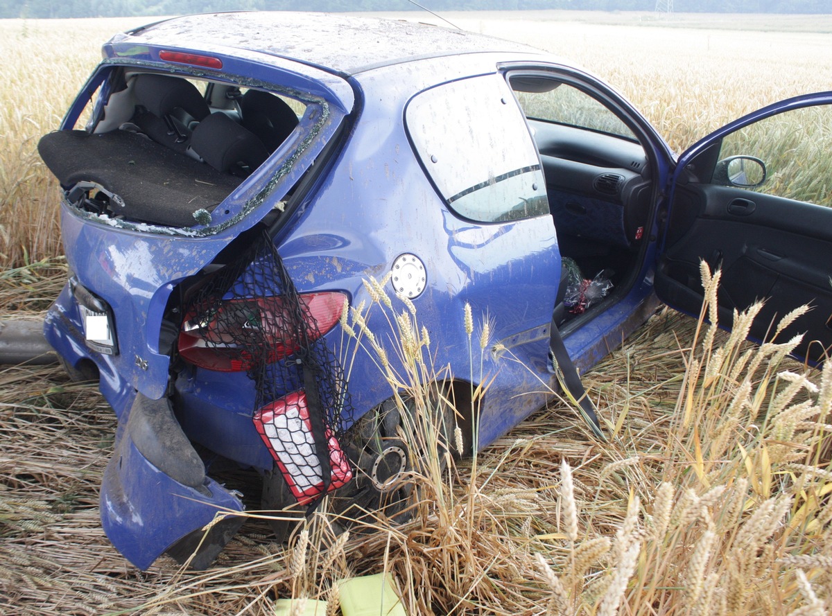 POL-HX: Auto prallt gegen einen Baum und landet im Feld