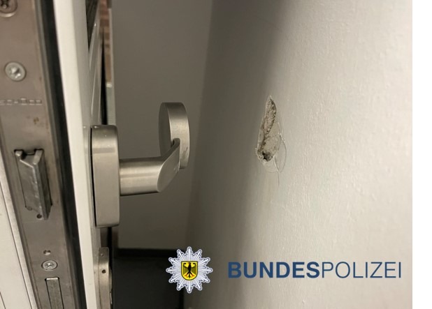 BPOL NRW: Dieb beschädigt Bundespolizeiwache