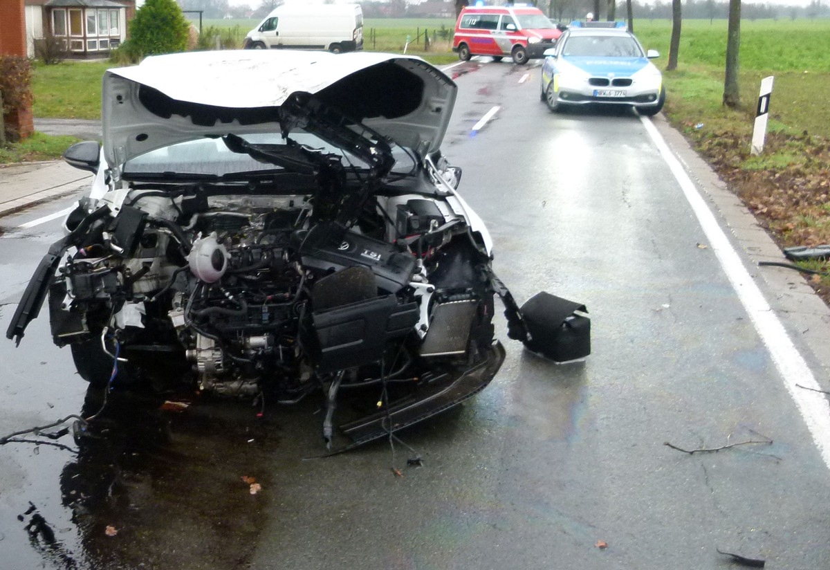 POL-MI: Autofahrer aus Hille fährt gegen Baum