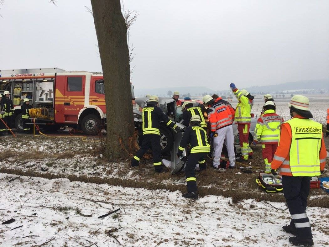 POL-HM: Tödlicher Verkehrsunfall - Pkw prallt auf Landesstraße 433 gegen Baum