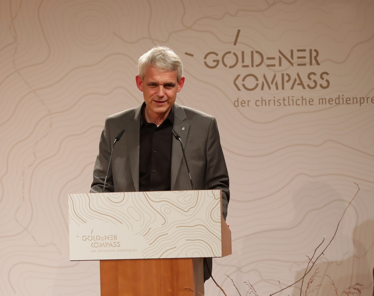 Bibel TV zeigt Medienpreis-Verleihung &quot;Der Goldene Kompass 2021&quot; / Preisträger sind Markus Lanz, Astrophysiker Prof. Heino Falcke und Influencer Johannes Mickenbecker (&quot;The Real Life Guys&quot;)