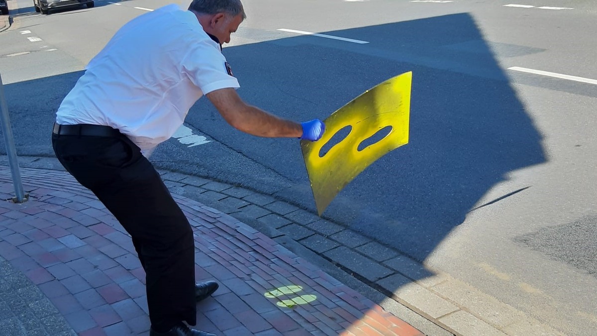 POL-WHV: Achtung Autofahrer! Die Schulferien in Niedersachsengehen zu Ende und die Schule fängt wieder an - die gelben Füße sorgen für einen sicheren Schulweg (2 FOTOS)!