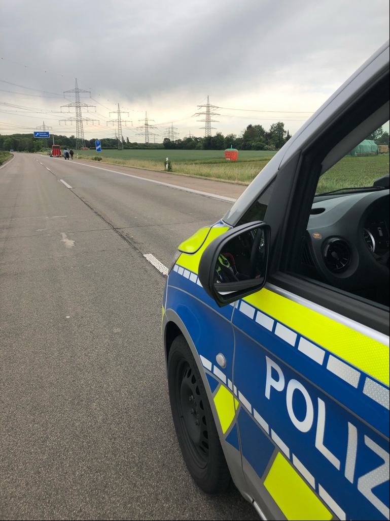 POL-D: Garath - A 59 Richtung Köln - Hufgänger auf der Autobahn - Pferd wollte anstatt im Anhänger lieber zu &quot;Huf&quot; gehen - Fahrbahn kurzzeitig gesperrt