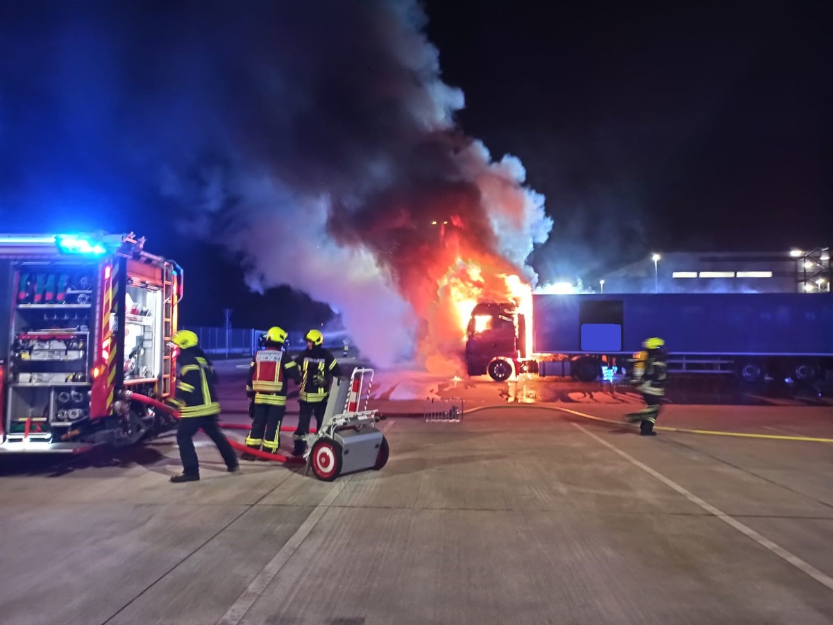 FW-OB: Lkw-Brand auf Logistiklagerparkplatz