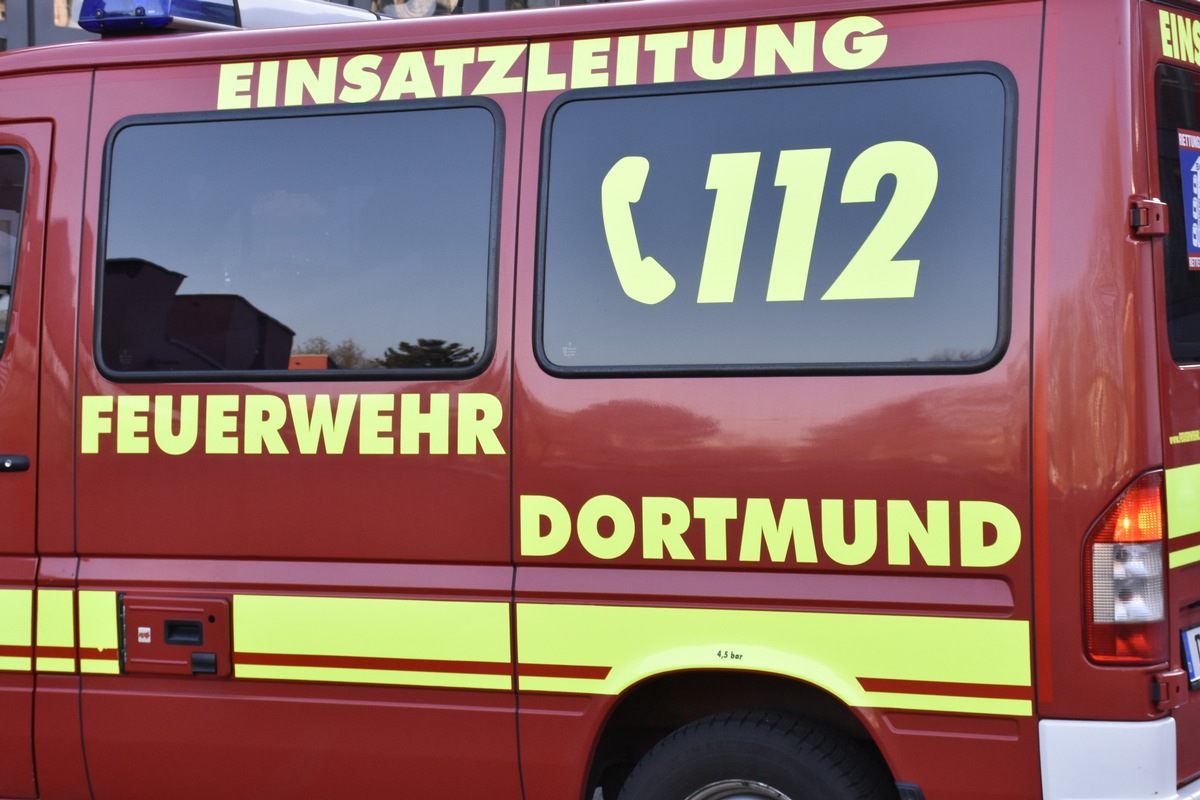 FW-DO: 15.04.2021 - FEUER IN APLERBECK Küchenbrand in Mehrfamilienhaus