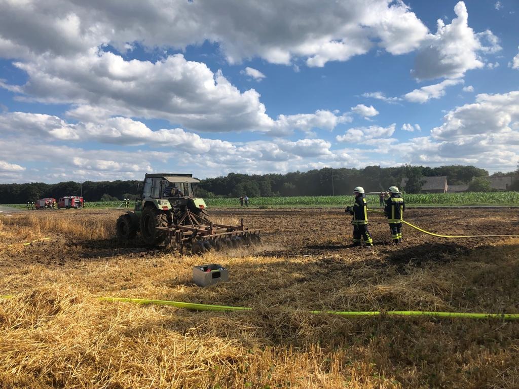 FW-KLE: Defekt an Mähdrescher löst Feldbrand aus