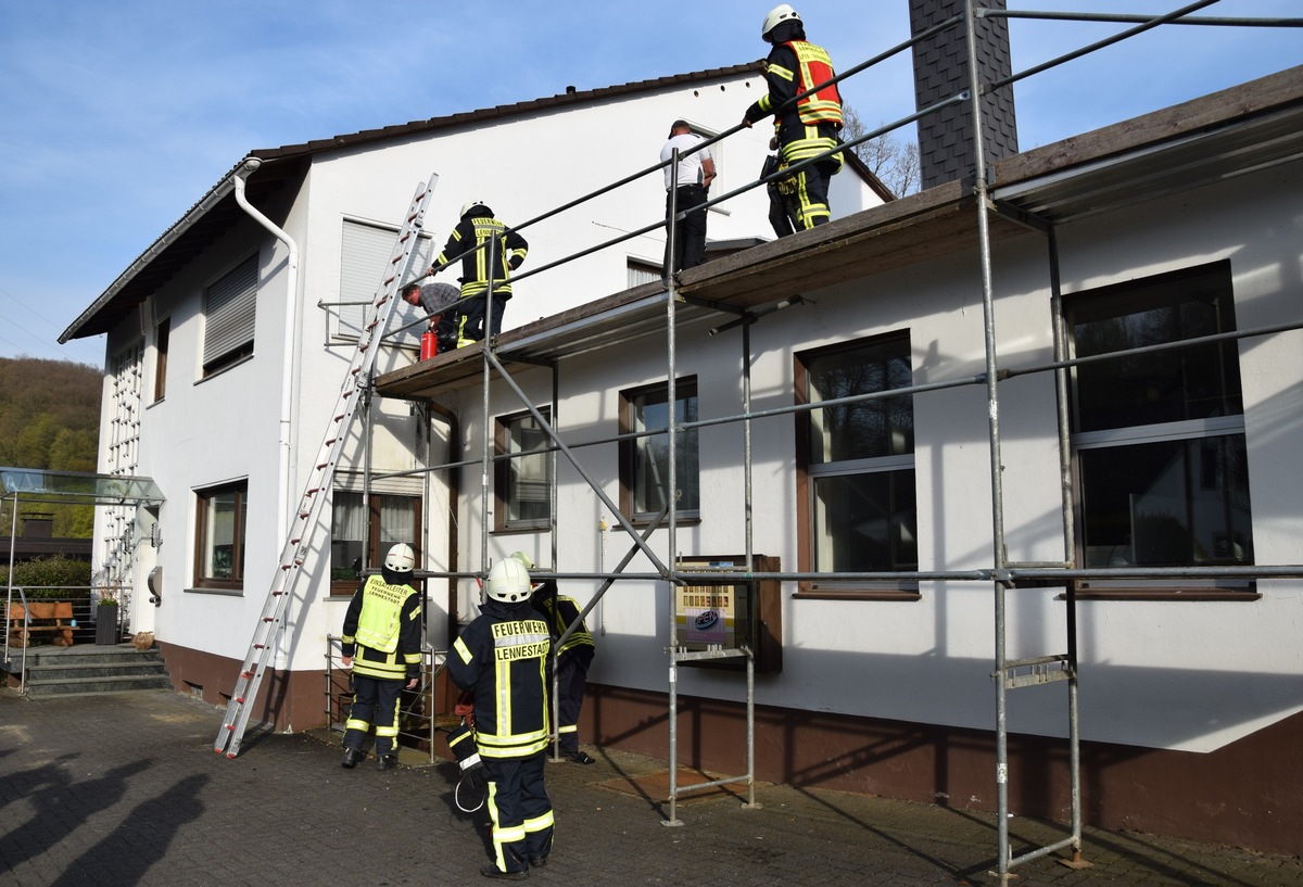 FW-OE: Entstehungsbrand im Dachstuhl eines Industriebetriebes