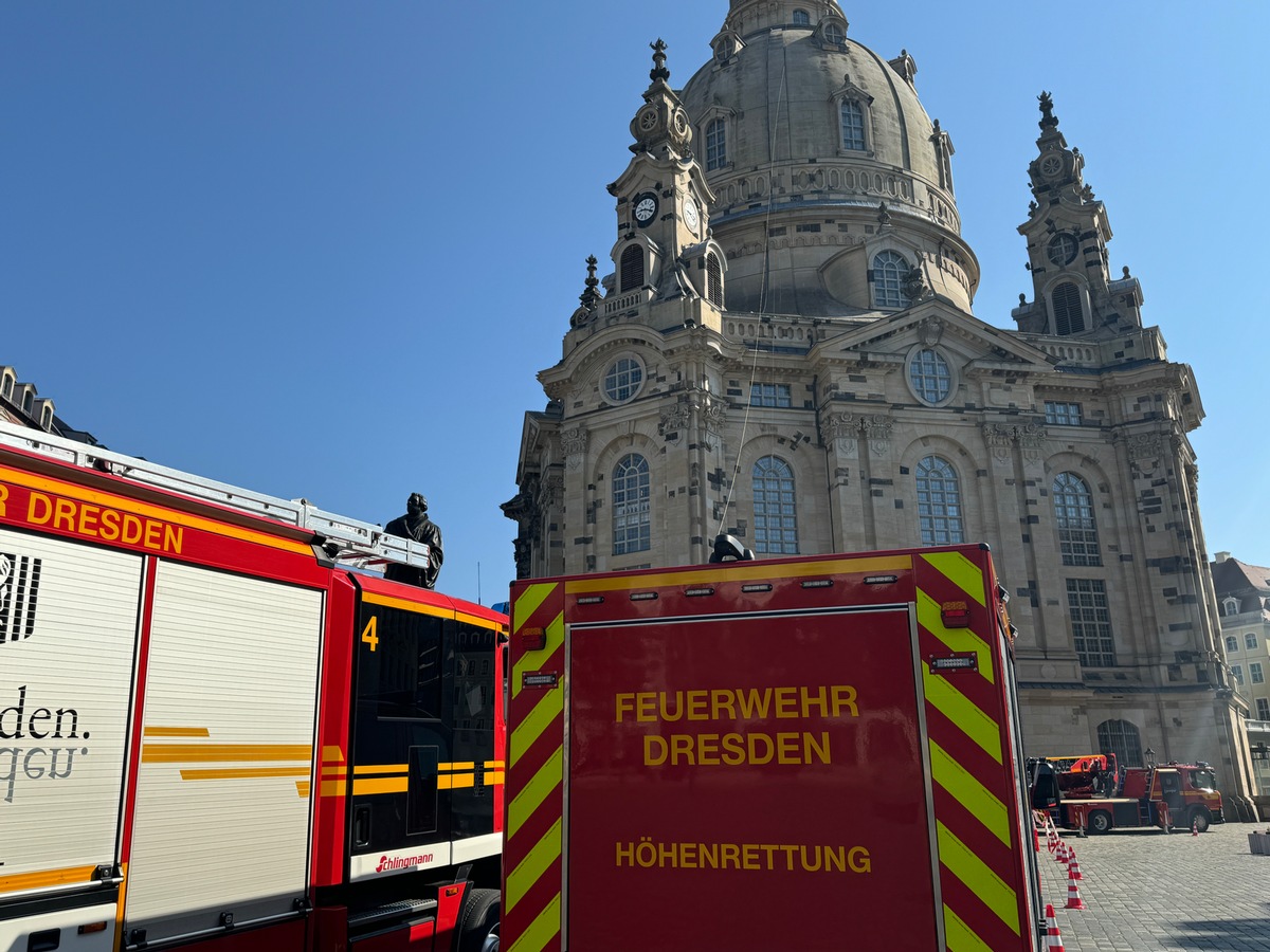 FW Dresden: Höhenretter trainieren an der Frauenkirche