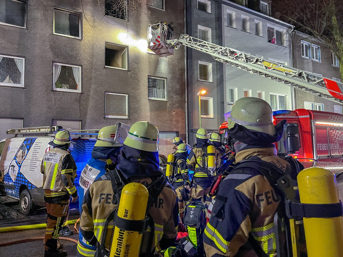 FW-E: Wohnung in Vollbrand - Feuerwehr rettet zwei Personen über Drehleiter