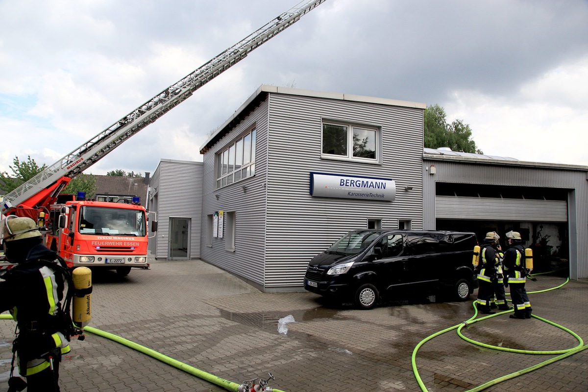 FW-E: Feuer in der Halle eines Fachbetriebes für Karosserietechnik, Rauchentwicklung weithin sichtbar