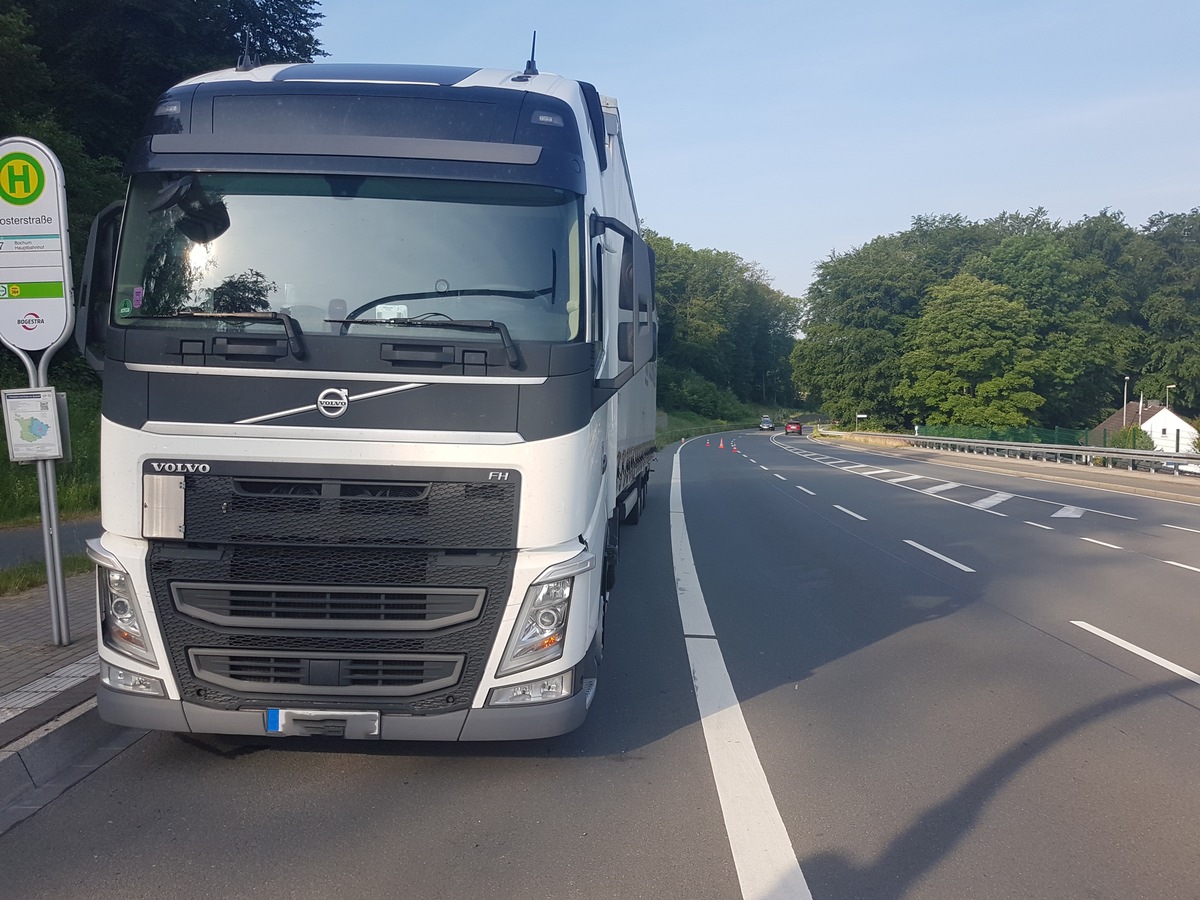 POL-BO: Bochum / 40-Tonner gestoppt - Sattelzug 15 cm zu hoch, Fahrer mit 2,52 Promille zu voll!