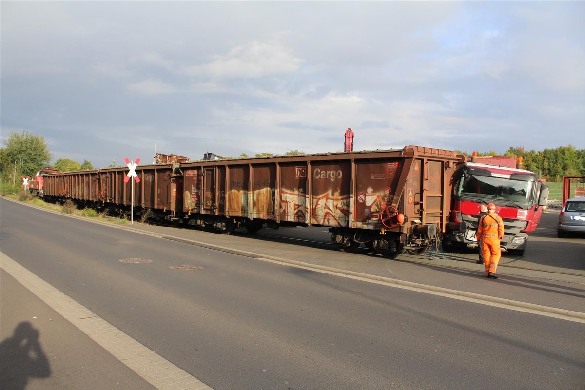 POL-PDMT: Verkehrsunfall zwischen LKW und Güterzug