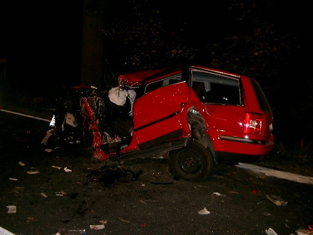 POL-NI: Toedlicher Verkehrsunfall auf der B6 / Diebstaehle aus PKW