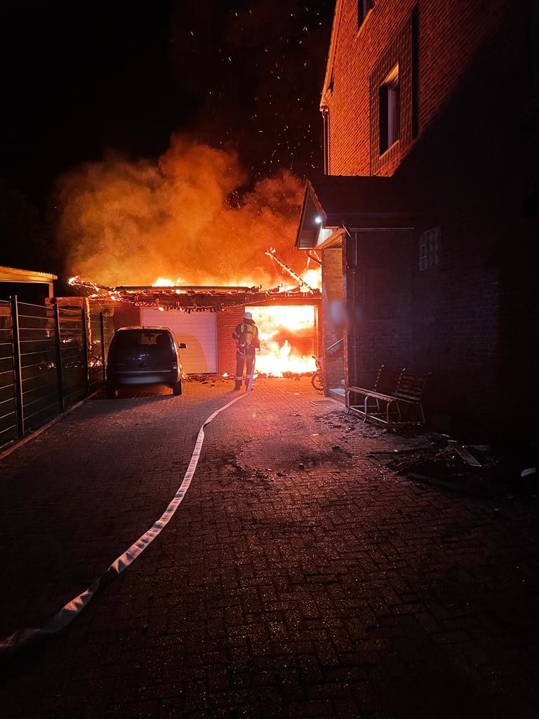 FW-Schermbeck: Doppelgaragenbrand