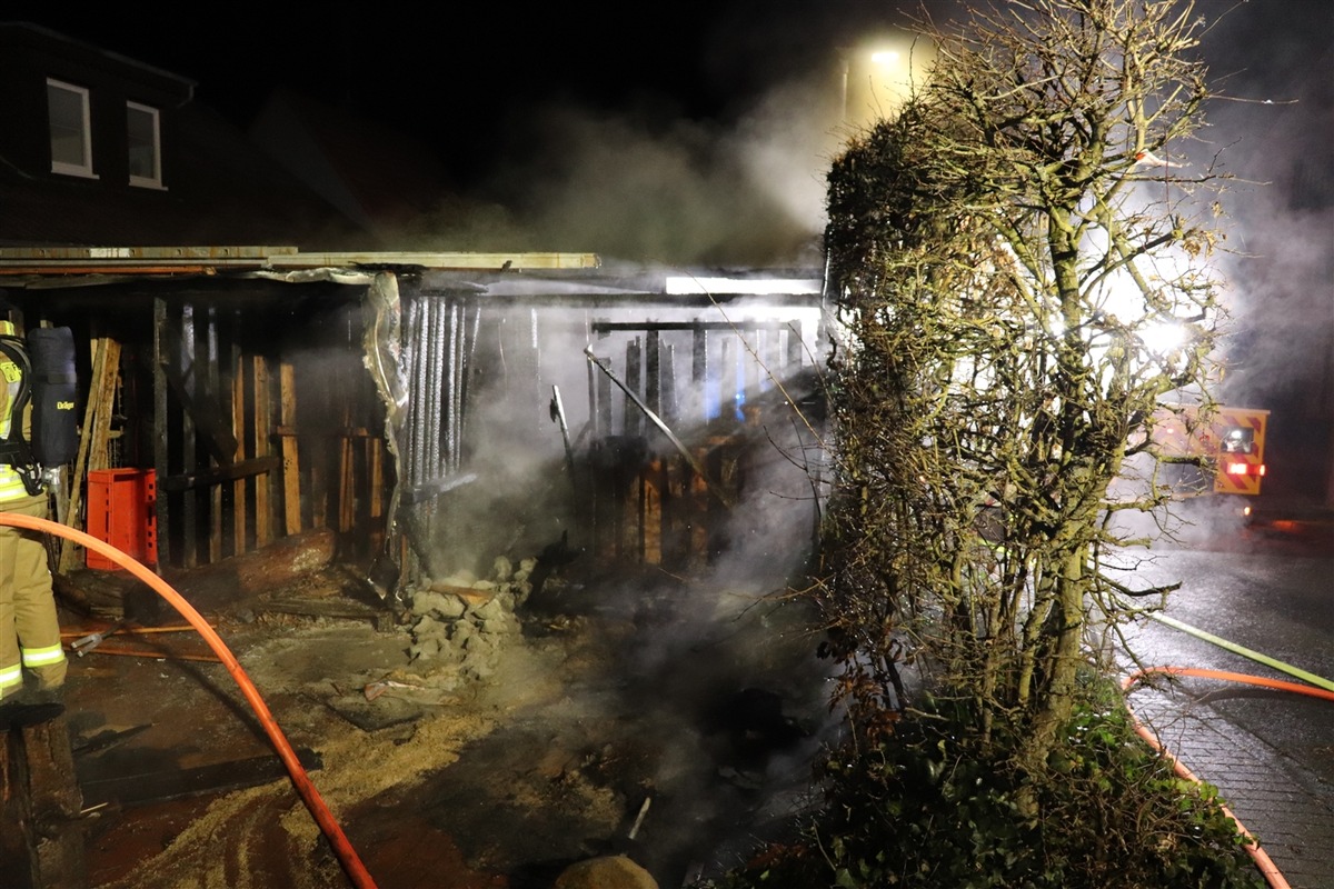 POL-HX: Carportbrand in Warburg