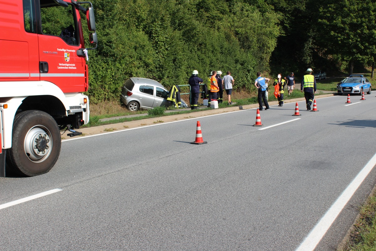 POL-PDKL: Mit unangepasster Geschwindigkeit gegen Betonschacht