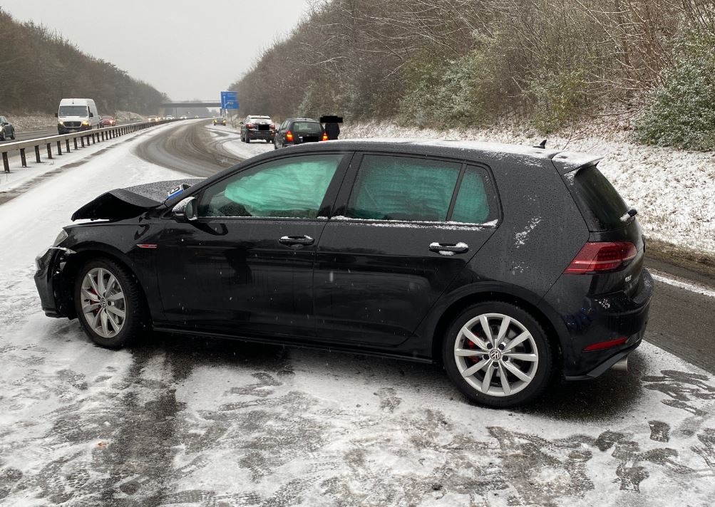 POL-PDLD: A65/AS LD-Süd(Fahrtrichtung Ludwigshafen) - In die Schutzplanke gerutscht