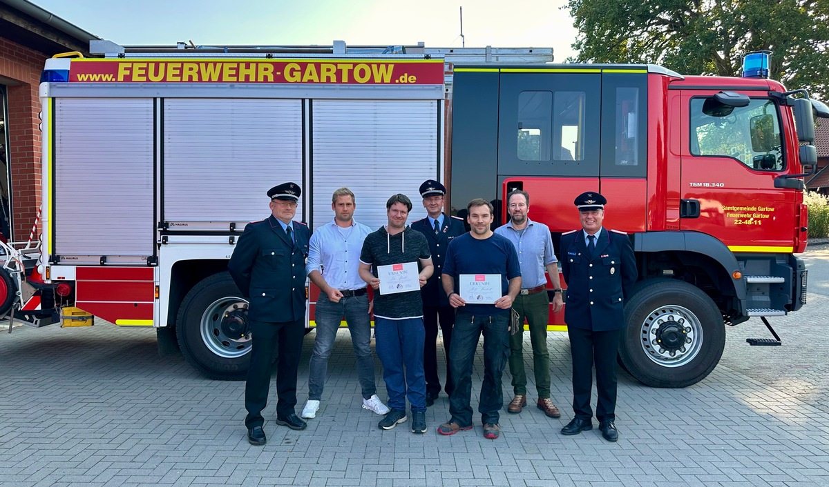 FW Lüchow-Dannenberg: +++Ersthelfer sind bei Verkehrsunfall zur Stelle+++schnelles Handeln rettet Leben+++Feuerwehr und Arbeitgeber ehren die Retter+++