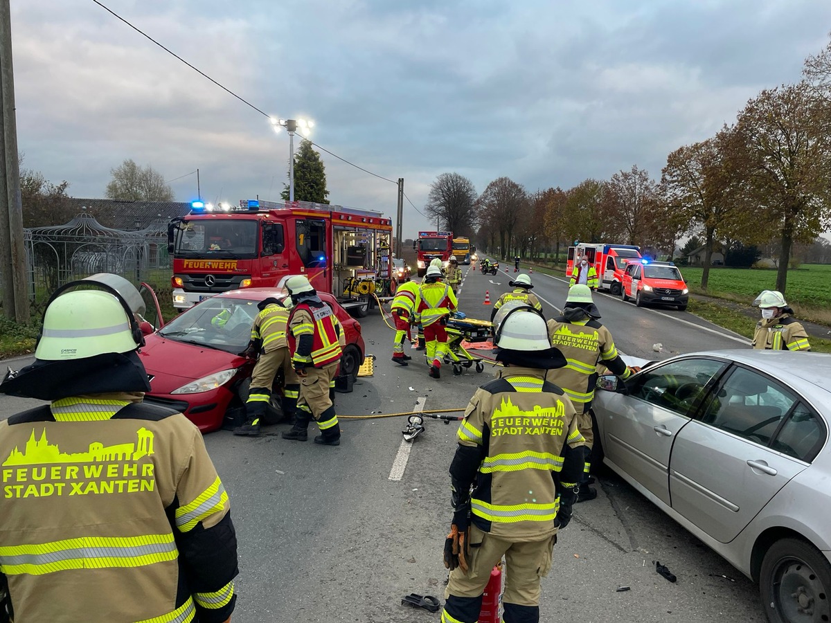 FW Xanten: Zwei Verletzte nach Verkehrsunfall in Kreuzungsbereich