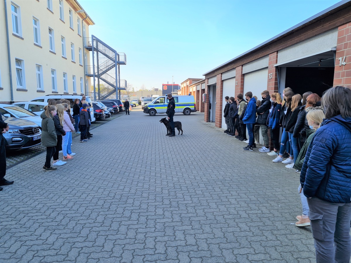 POL-NI: Nienburg - 33 Kinder erleben Polizei hautnah; Zukunftstag bei der Polizeiinspektion Nienburg/Schaumburg