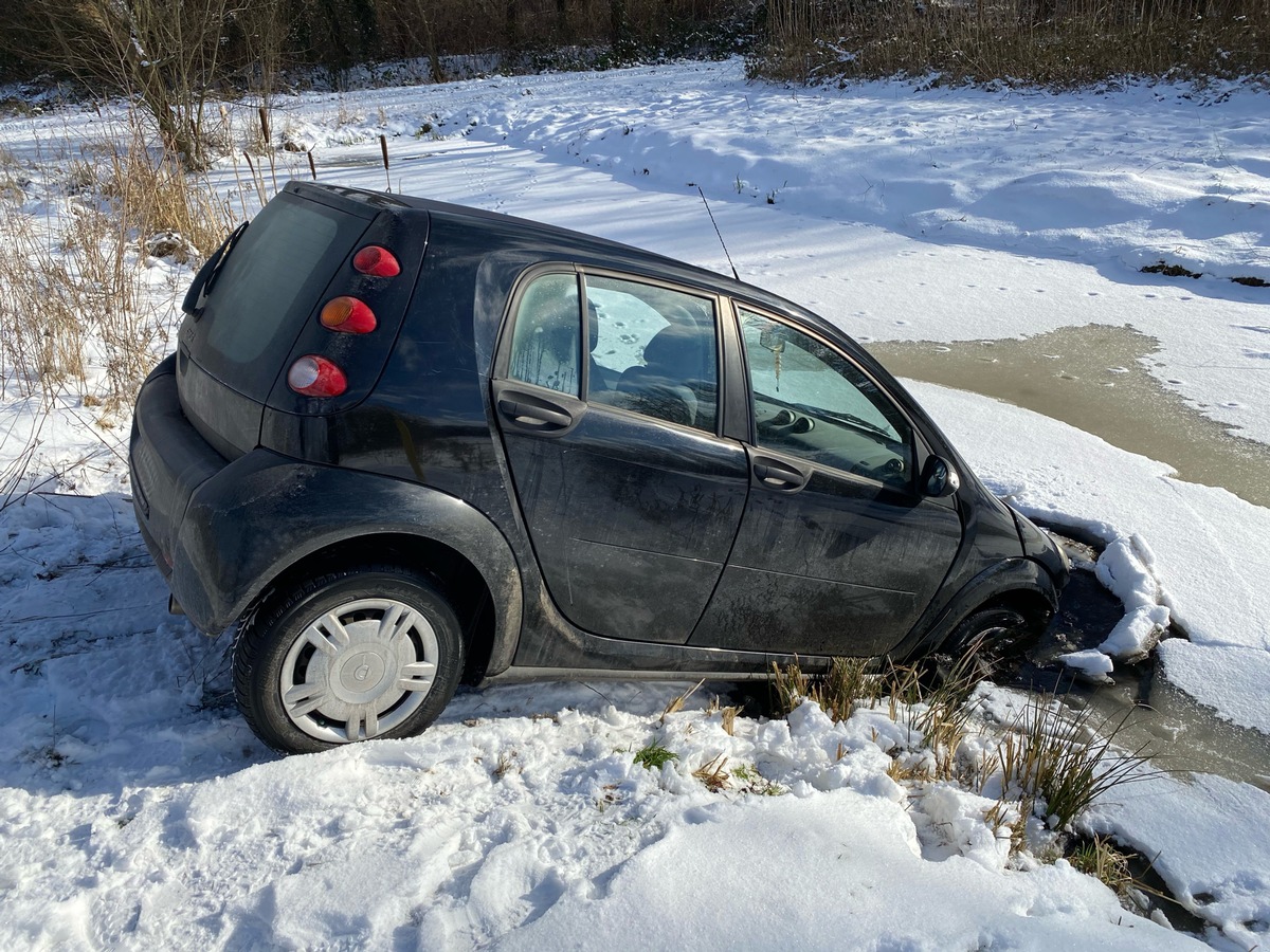 POL-HB: Nr.: 0098--Minderjährige versenkt Smart in Fleet--