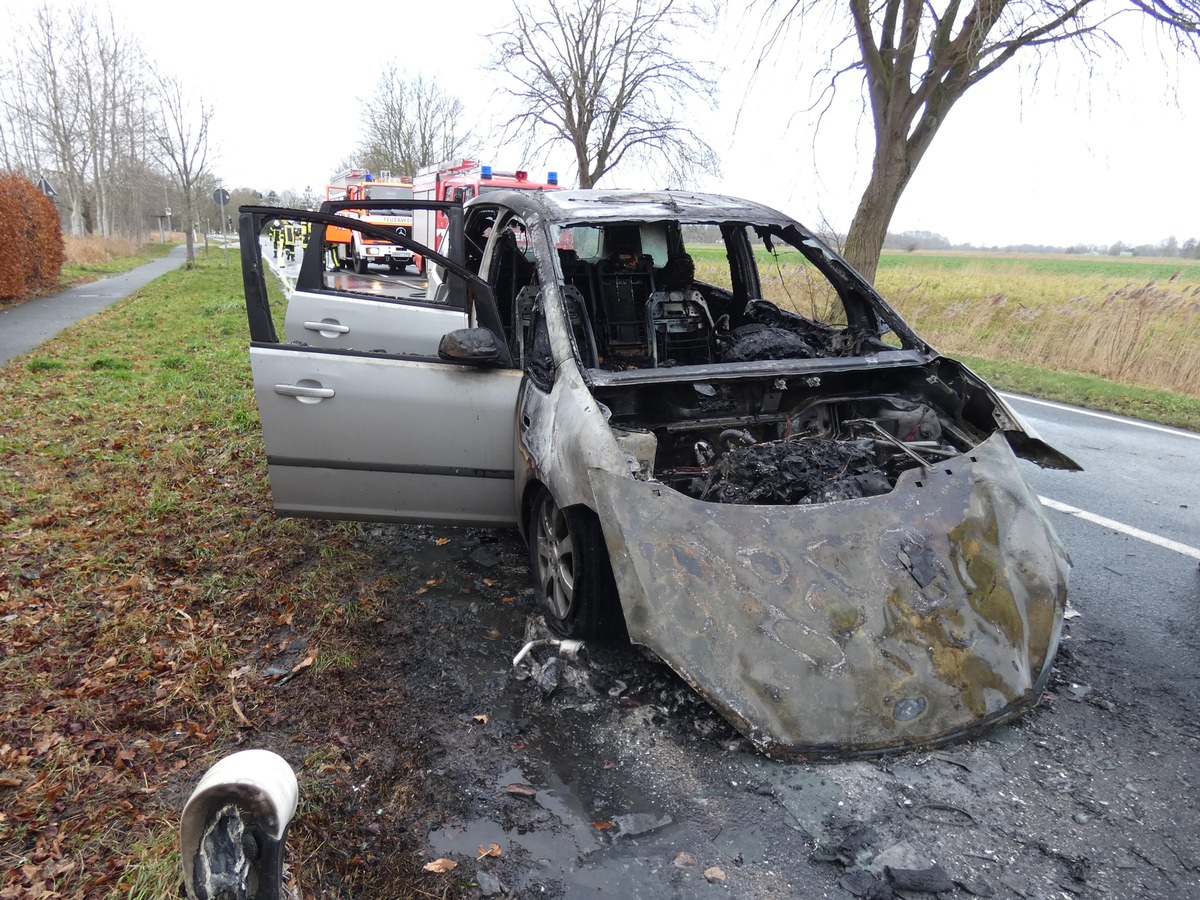 POL-WHV: Brand eines Pkw aufgrund eines technischen Defektes (Foto) - dunkler Qualm während der Fahrt