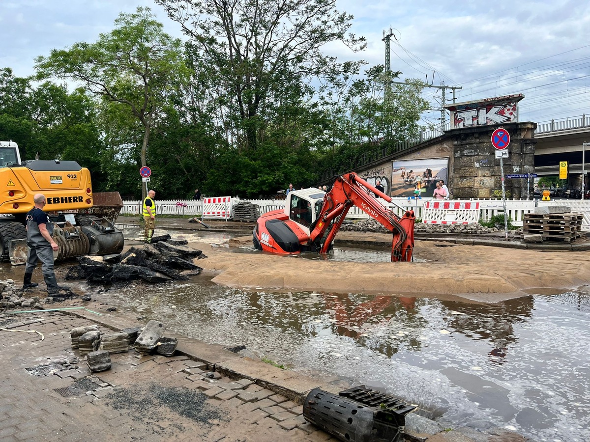 FW Dresden: erneuter Wasserrohrbruch überschwemmt Straße und füllt Tiefgaragen