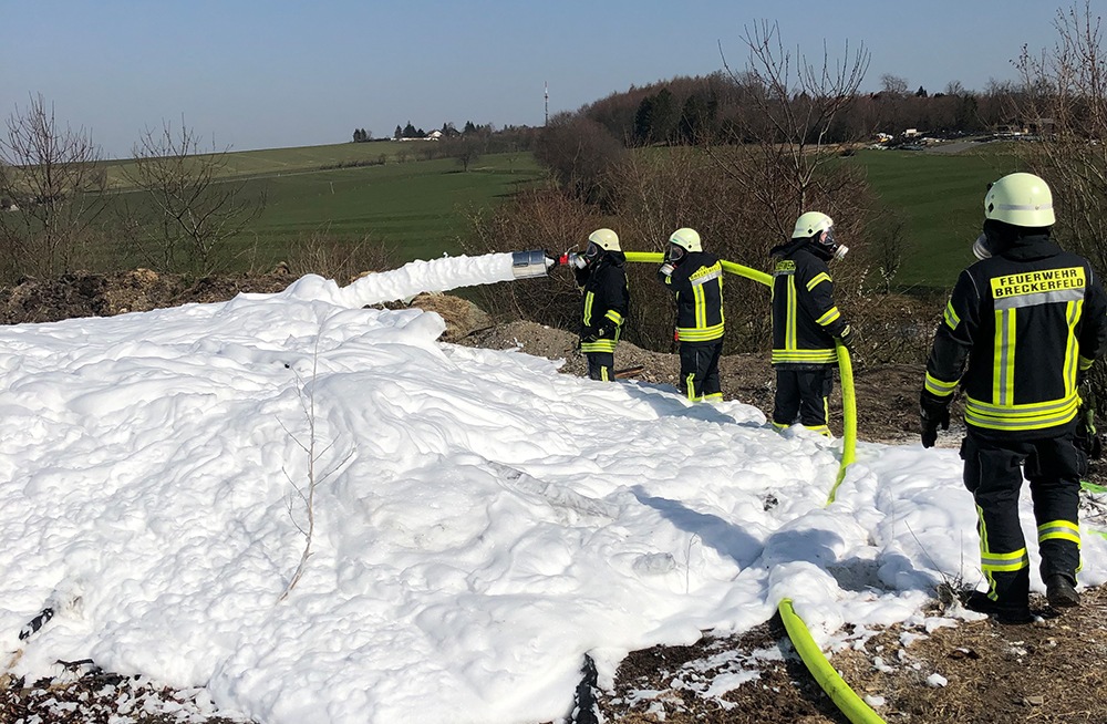 FW-EN: Abbrand musste gelöscht werden und Landeplatzsicherung