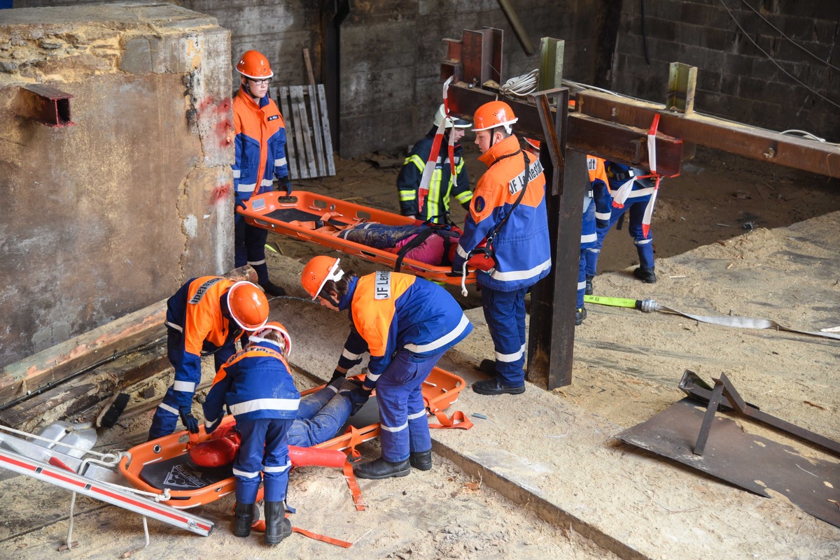 FW-OE: Gemeinschaftsübung der Jugendfeuerwehr Lennestadt