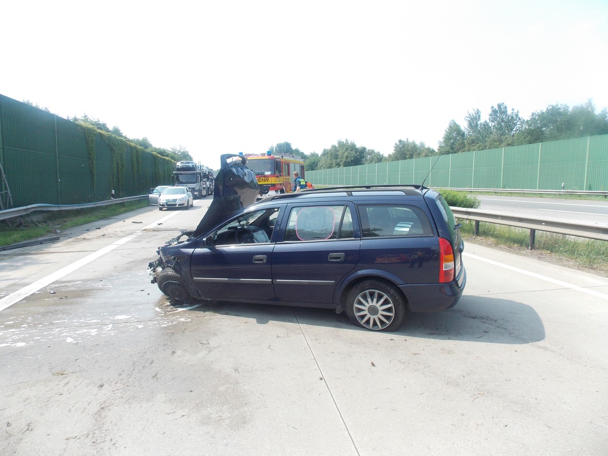 POL-CUX: Unfall auf A 27 - Mitfahrerinnen vorsorglich in Klinik