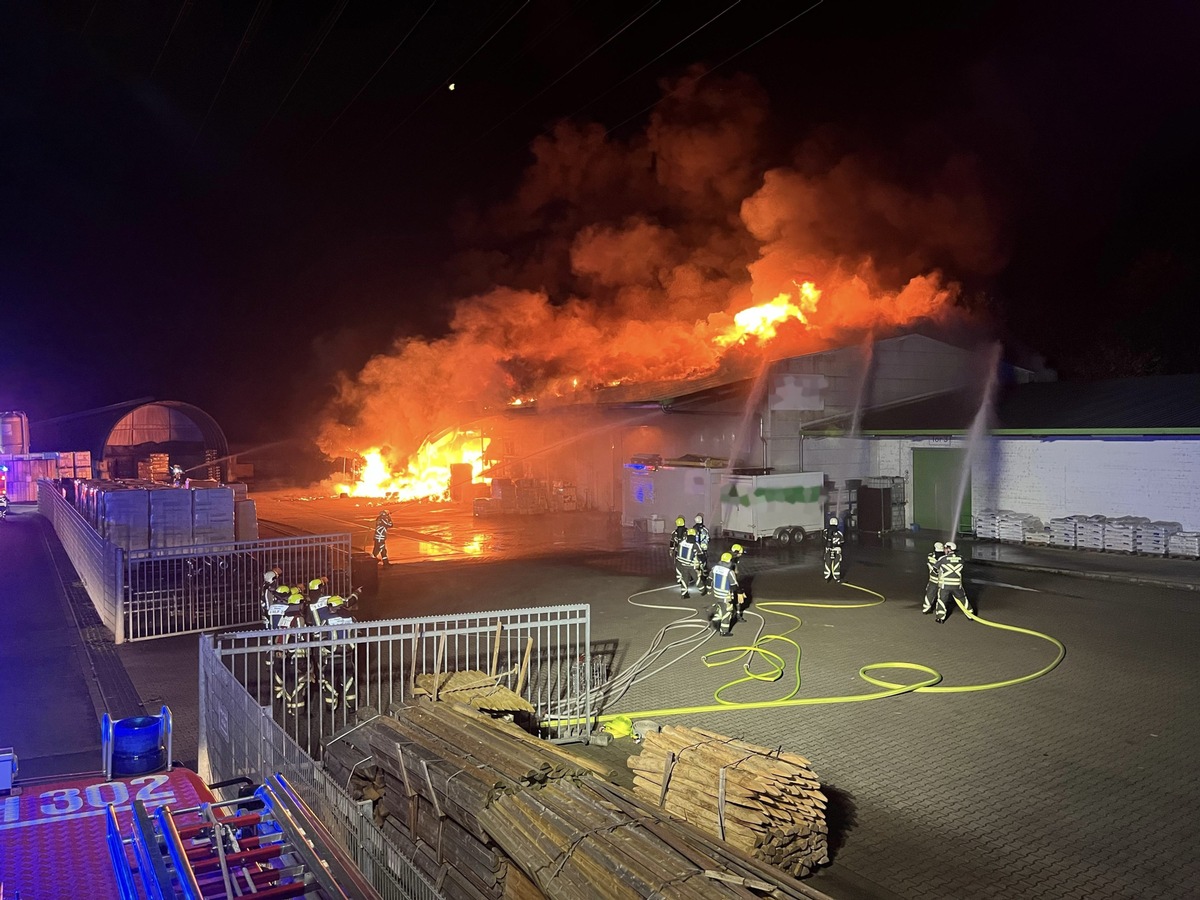 FW Hünxe: Erstmeldung: Halle eines Gewerbebetriebs in Vollbrand