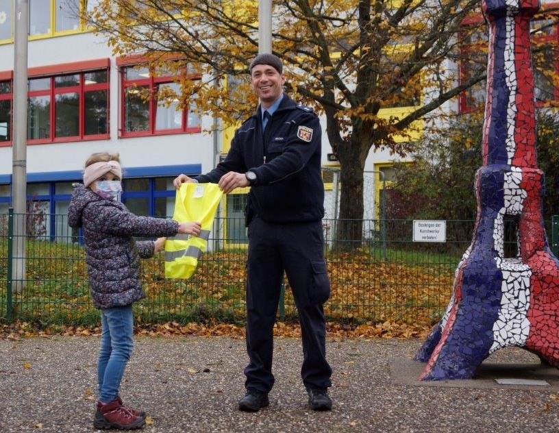 POL-PDLD: Warnschutzwesten an Grundschüler ausgehändigt