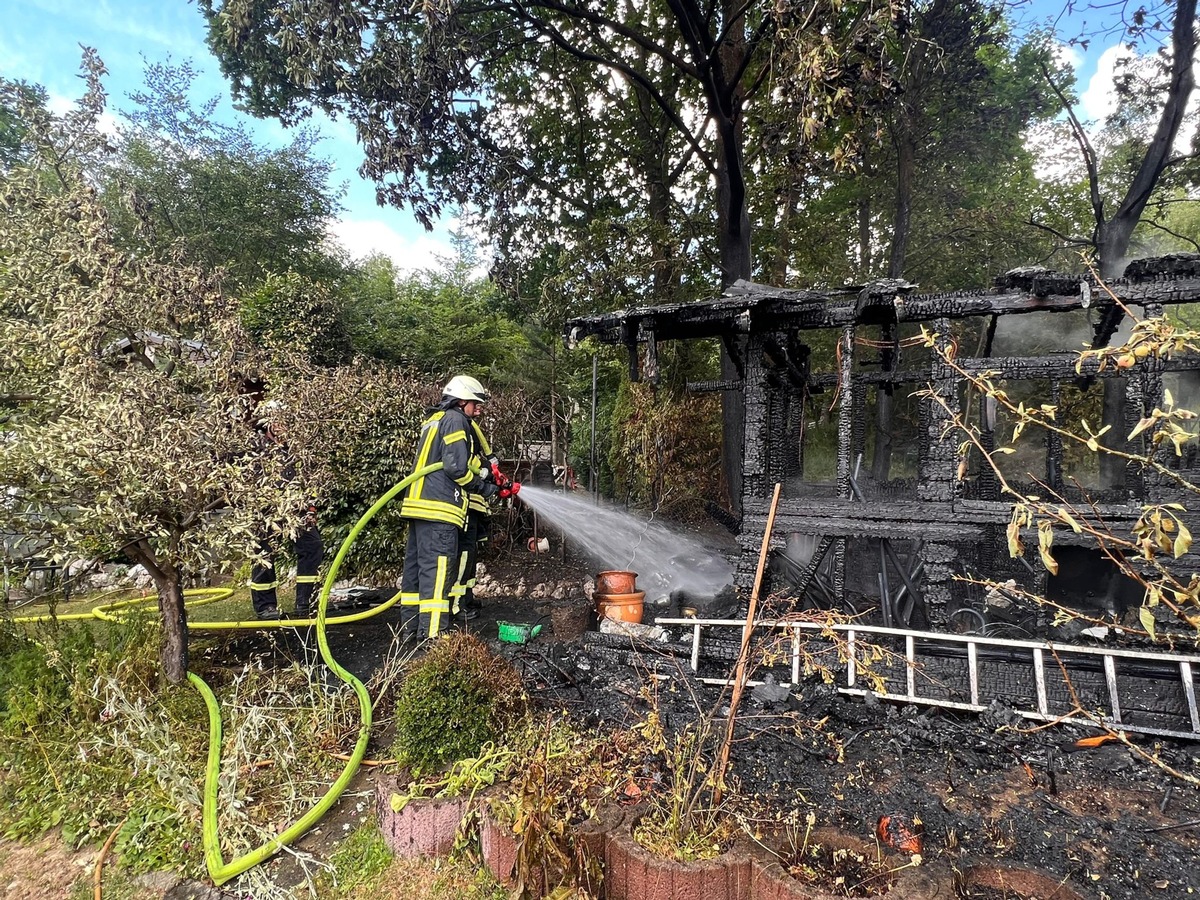 FF Olsberg: Gartenhütte abgebrannt, 79-jähriger versucht mit Gartenschlauch zu löschen.