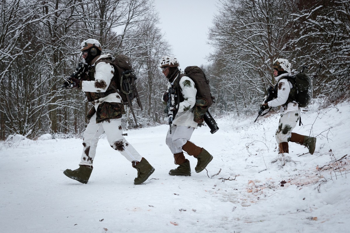 Fallschirmjäger und Luftwaffe trainieren auf dem Truppenübungsplatz Oberlausitz