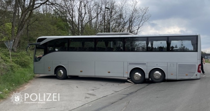 POL-PPWP: Bus festgefahren