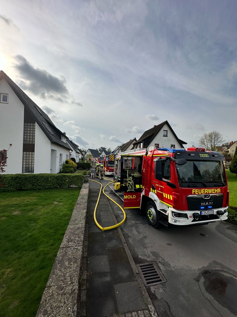 FW-DT: Zwei Brände hielten die Feuerwehr Detmold am Montagmorgen auf Trab