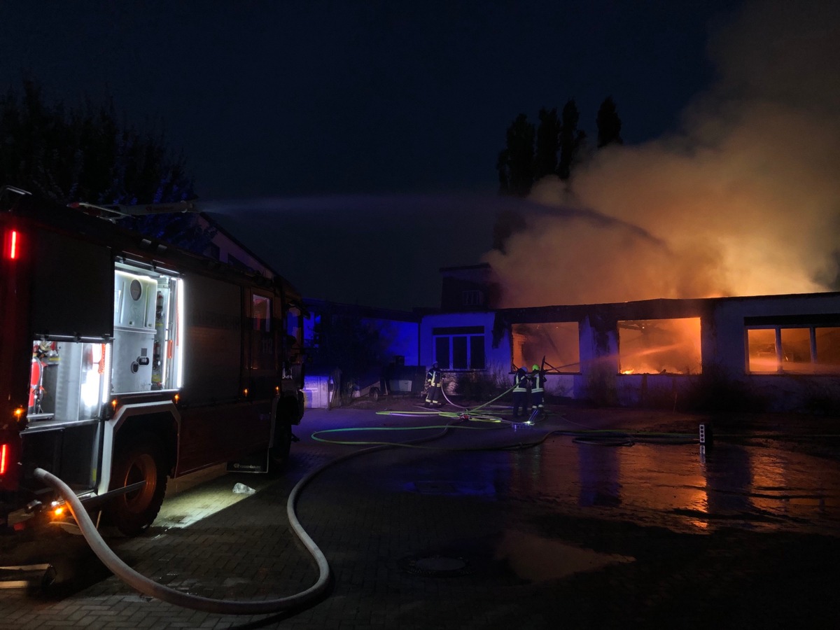 POL-WES: Wesel - Brand einer Schreinerei, hoher Sachschaden erwartet