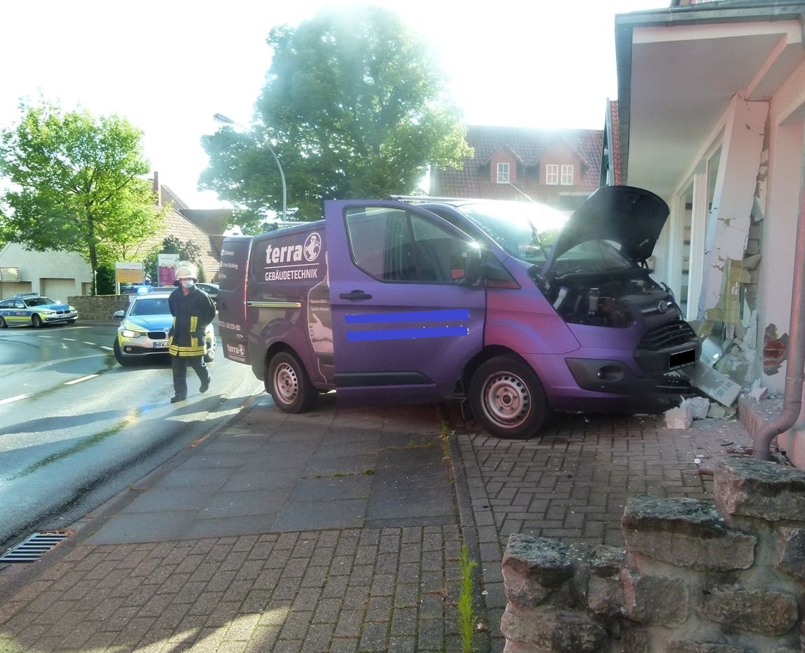 POL-MI: Kleintransporter prallt gegen Hauswand