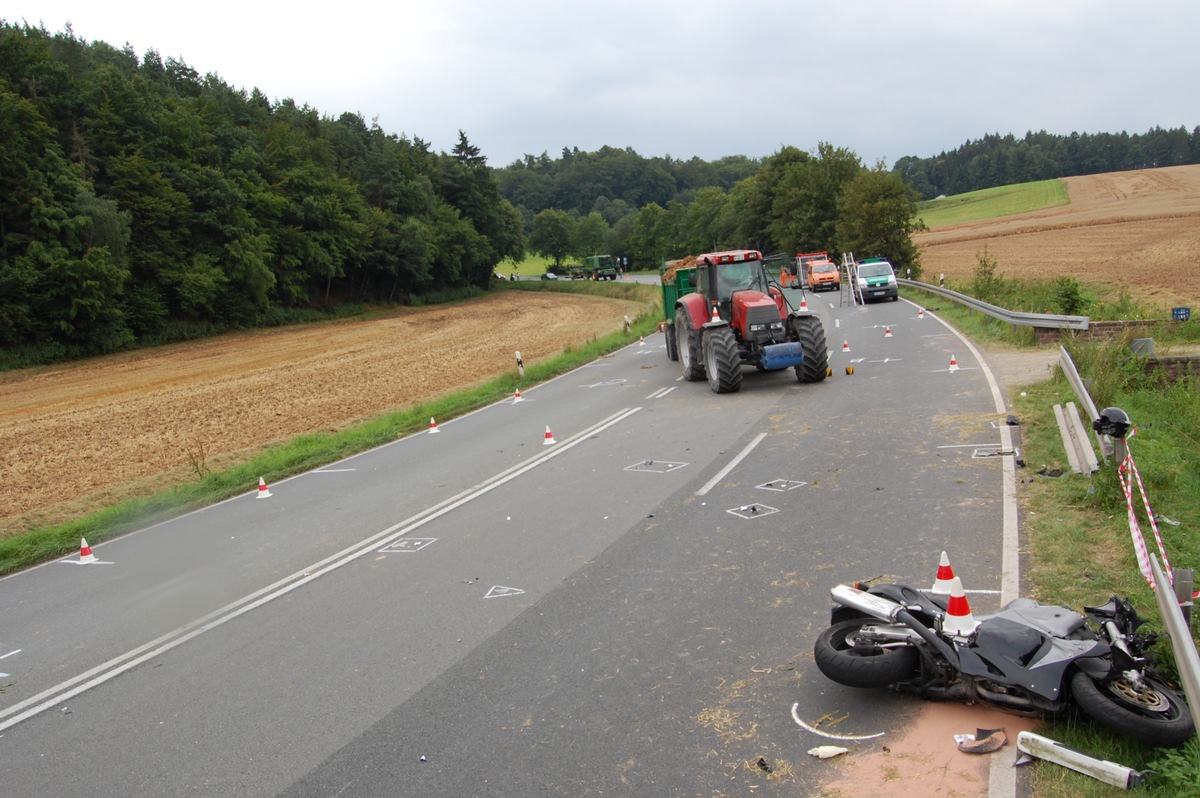 POL-HOL: Bundesstraße 64 - Gemarkung Eschershausen: 49-jähriger Motorradfahrer tödlich verletzt - Beim Überholen mit linksabbiegendem Trecker zusammengestoßen -