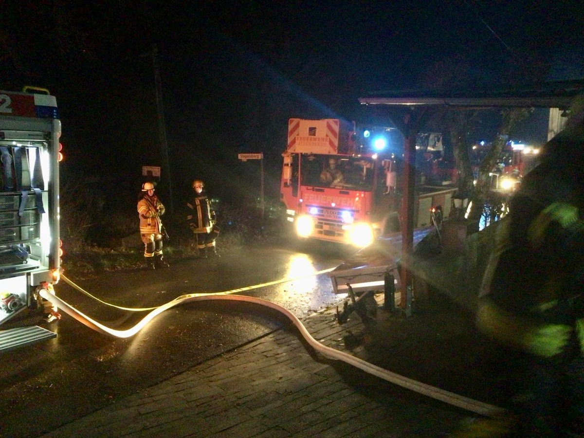 FW-PB: Mülltonnen in Brand: Übergreifen auf Wohnhaus verhindert