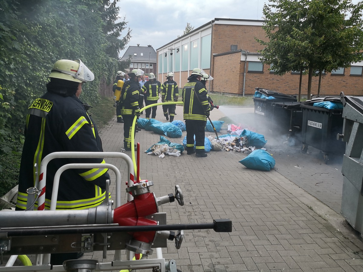 FW-WRN: FEUER_1 - Containerbrand