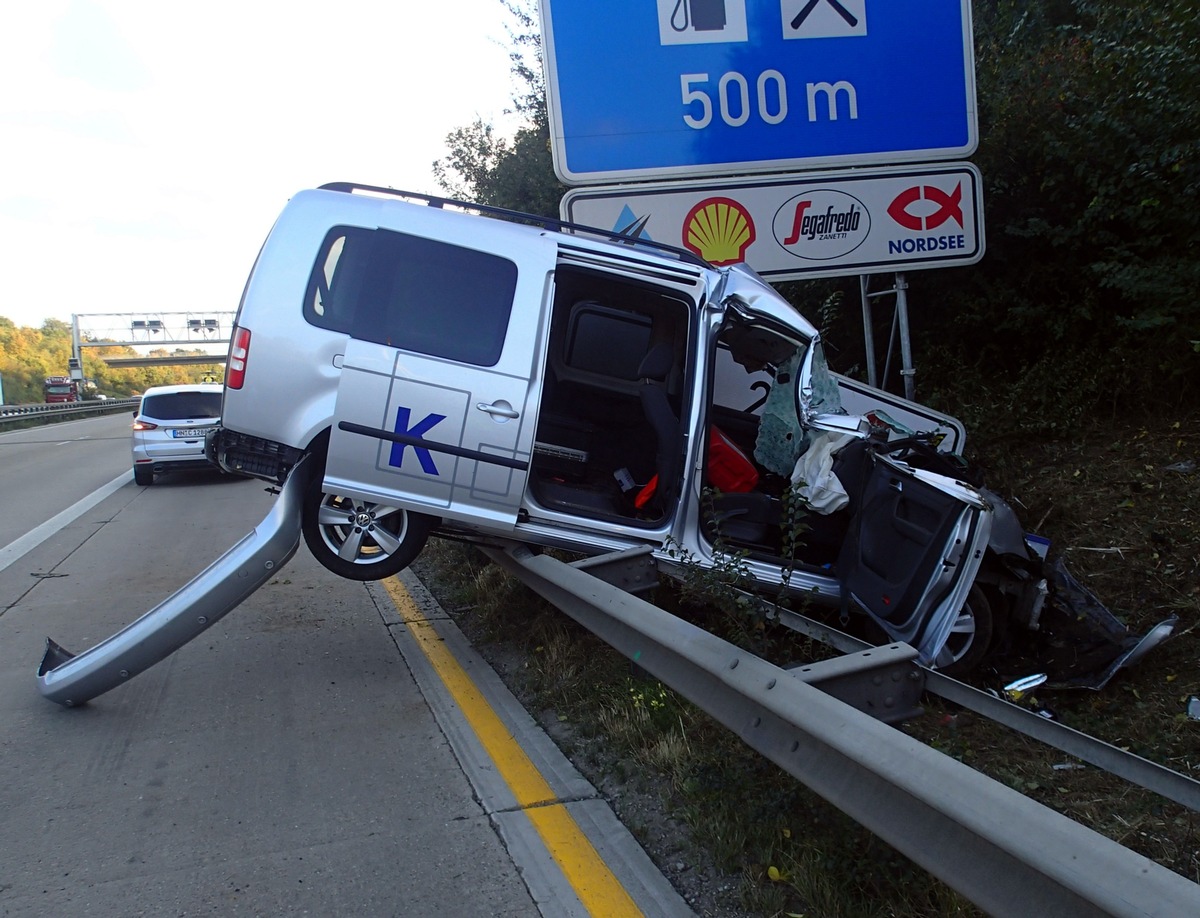 POL-VDMZ: Schwerer Verkehrsunfall auf der A61