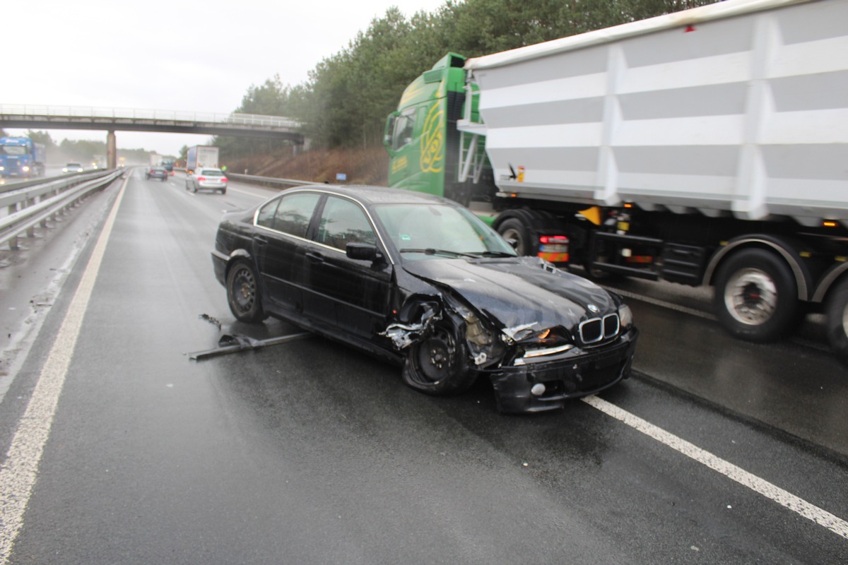 POL-PDKL: BMW schleudert in Sattelzug