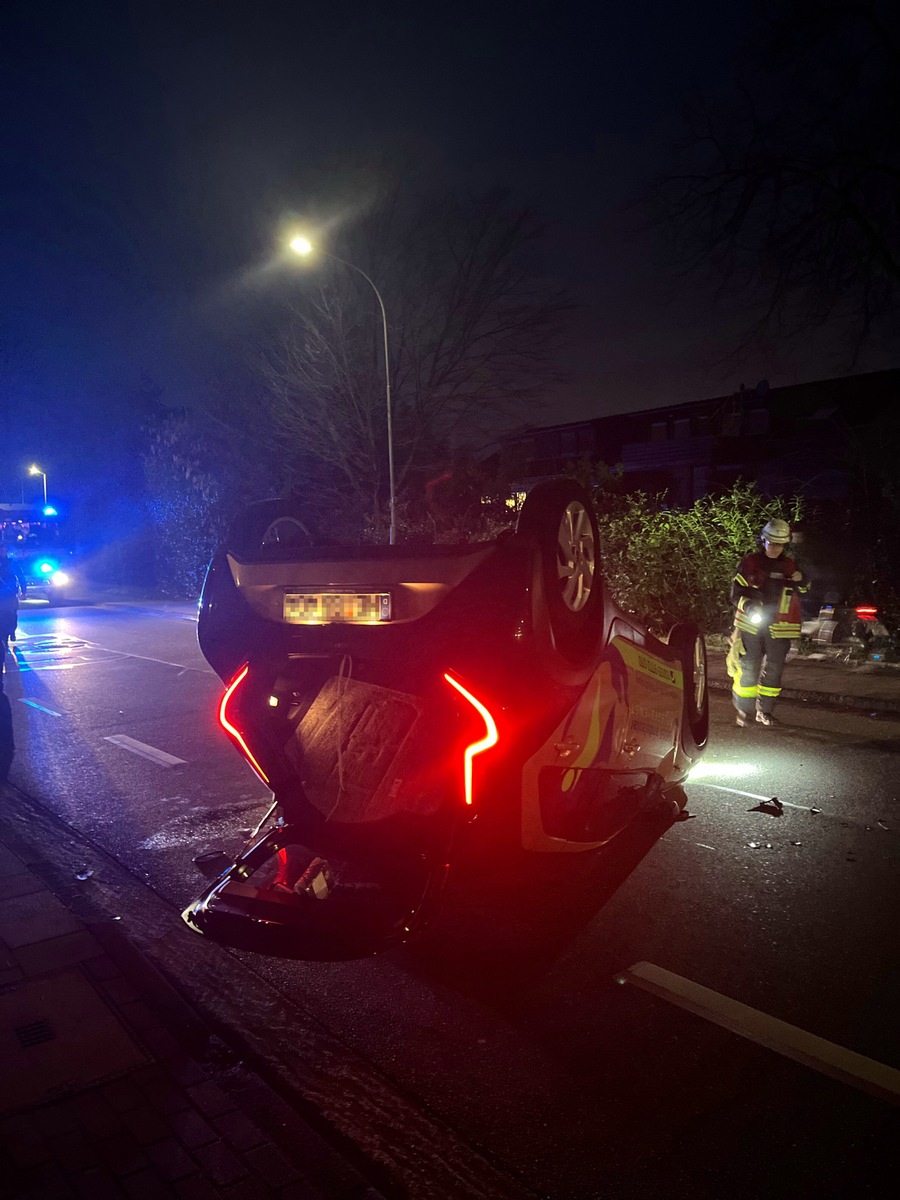 POL-NE: Autofahrerin überschlägt sich