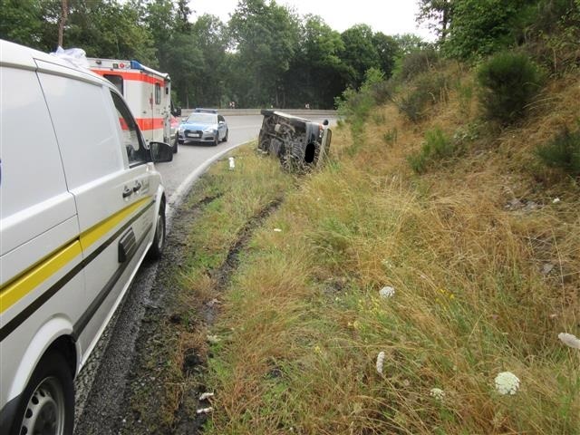 POL-PDTR: Verkehrsunfall aufgrund einer Ölspur