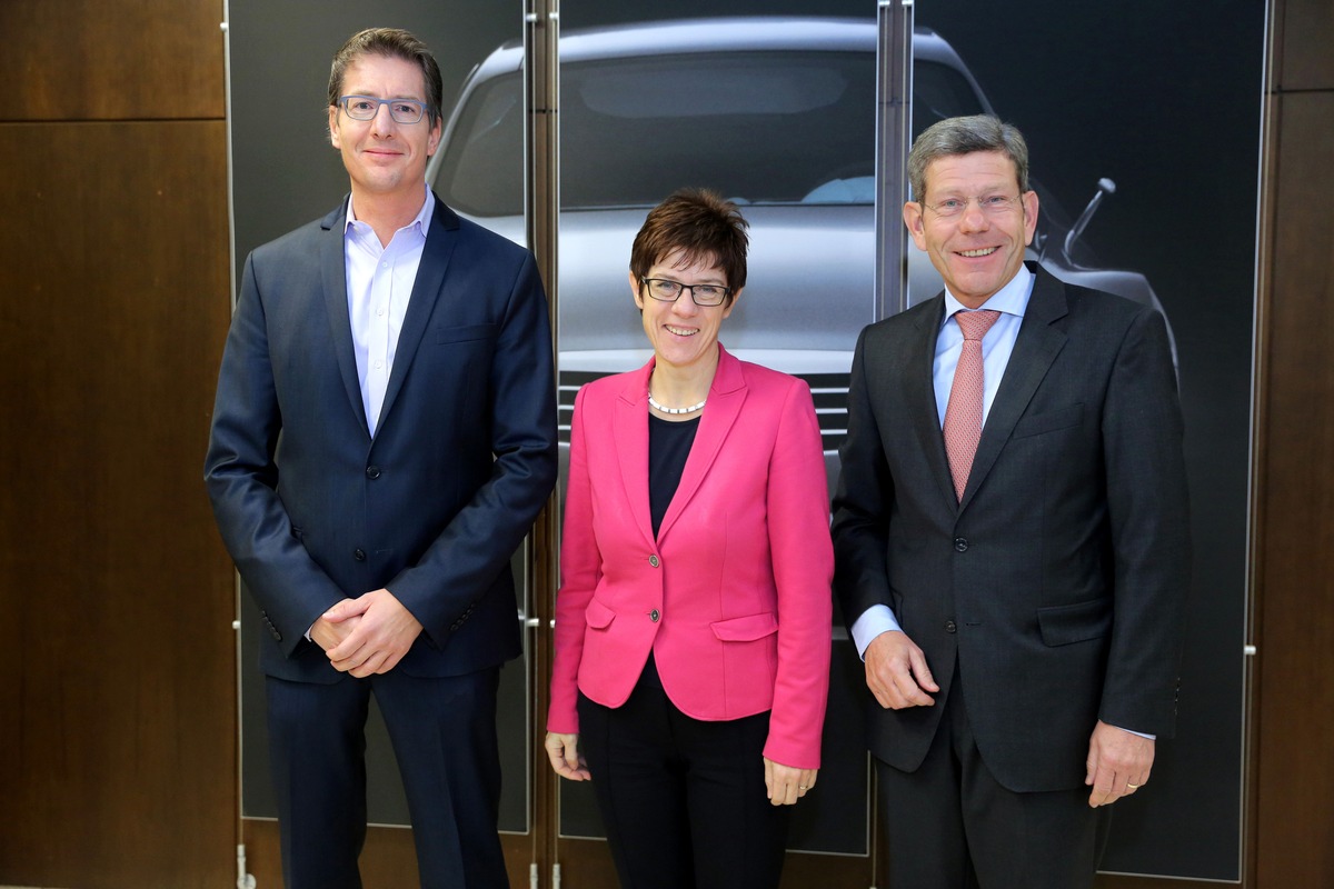 Ministerpräsidentin wirft bei Ford Blick hinter die Kulissen: Annegret Kramp-Karrenbauer zu Gast im Ford Design-Zentrum (FOTO)