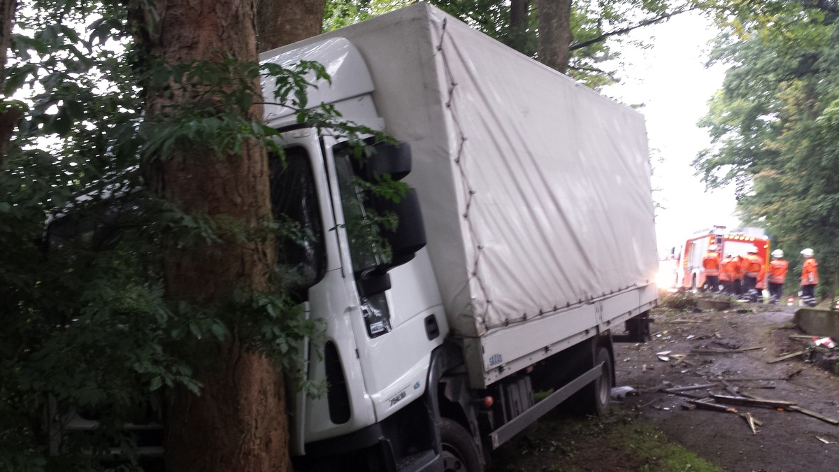 POL-HM: Lkw prallt gegen Baum