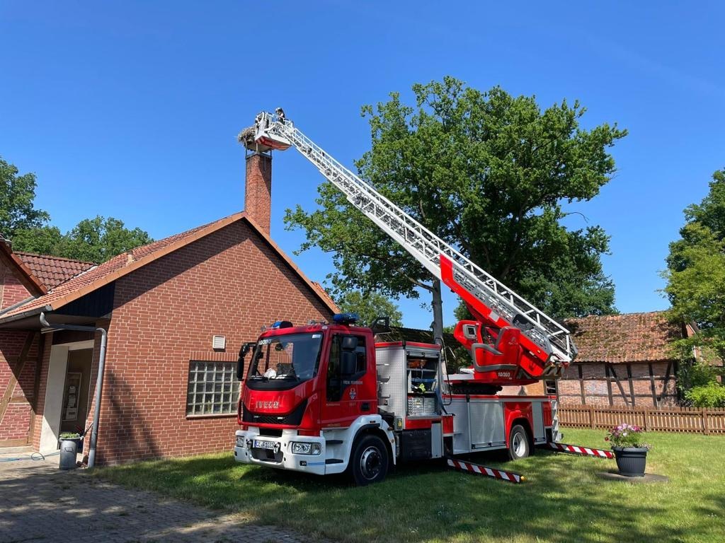 FW Celle: NABU und Celler Feuerwehr beringen Störche im Landkreis Celle