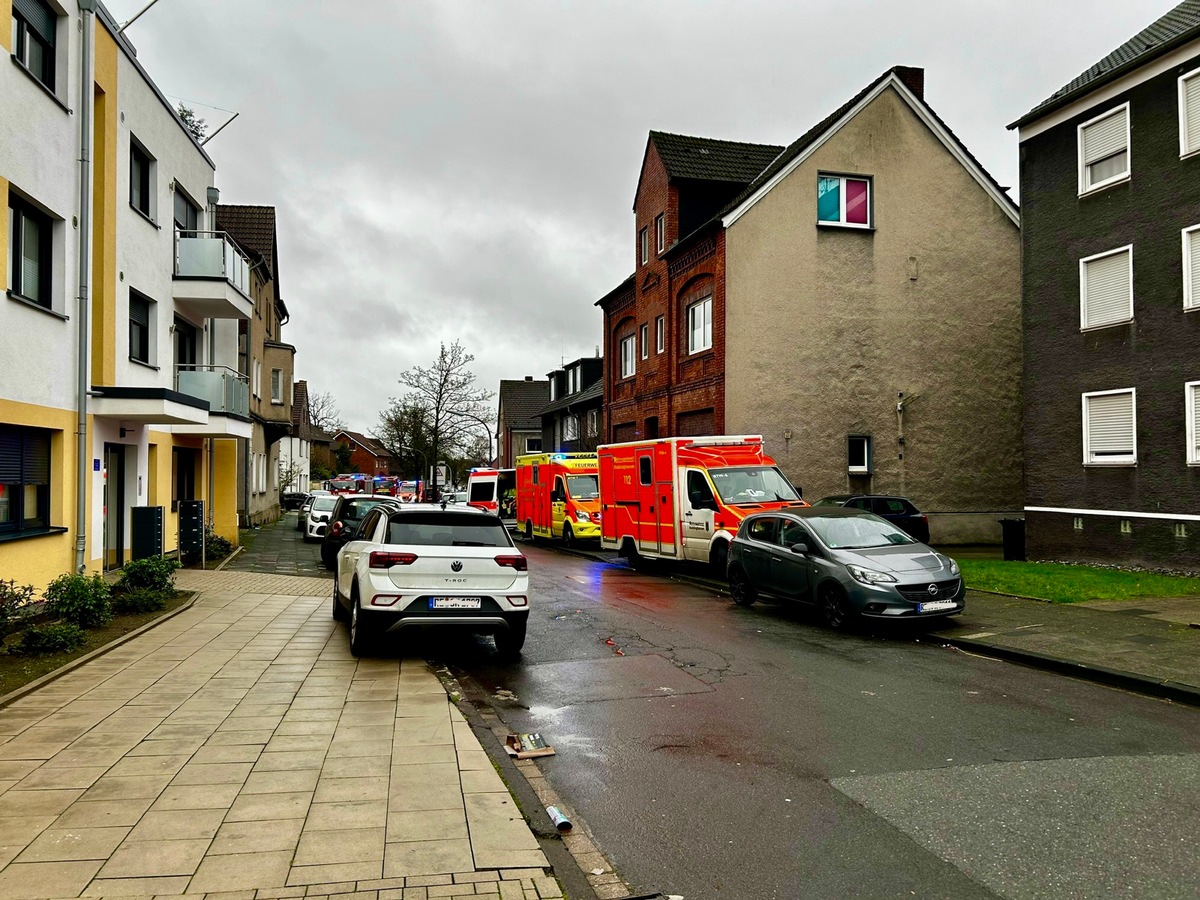 FW-RE: Wohnungsbrand - zwei verletzte Personen - Massenanfall von Verletzten ausgelöst